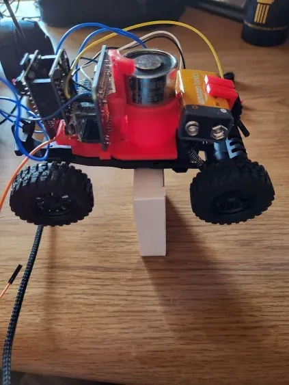 Photo of full rover assembly balancing at its center of mass.