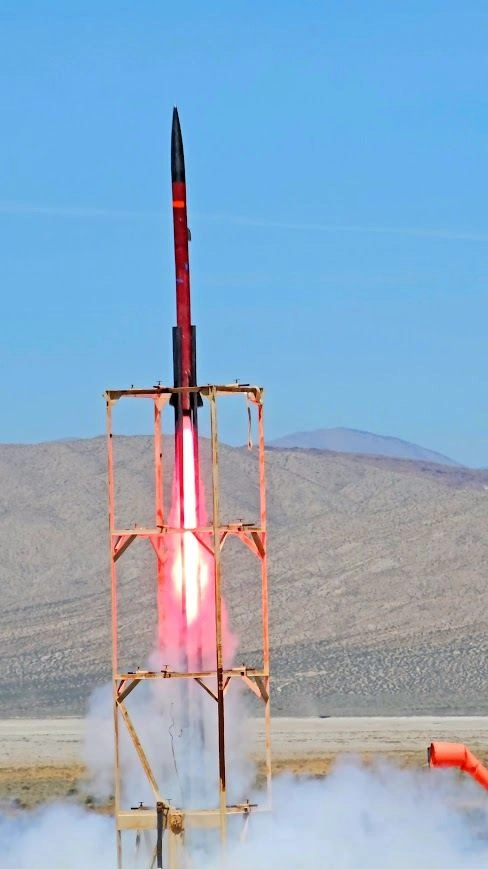 Photo of Gladius II blasting off from the launchpad at FAR24.